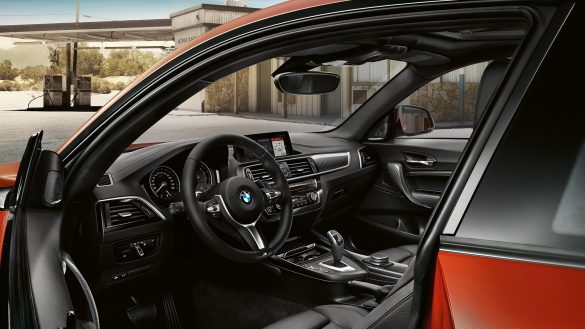BMW 2er Coupé Cockpit von außen durch geöffnete Türe