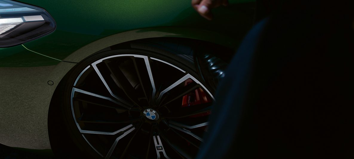 20" M Leichtmetallrad mit M Sportbremse in Rot BMW M550i xDrive Limousine G30 LCI Facelift 2020