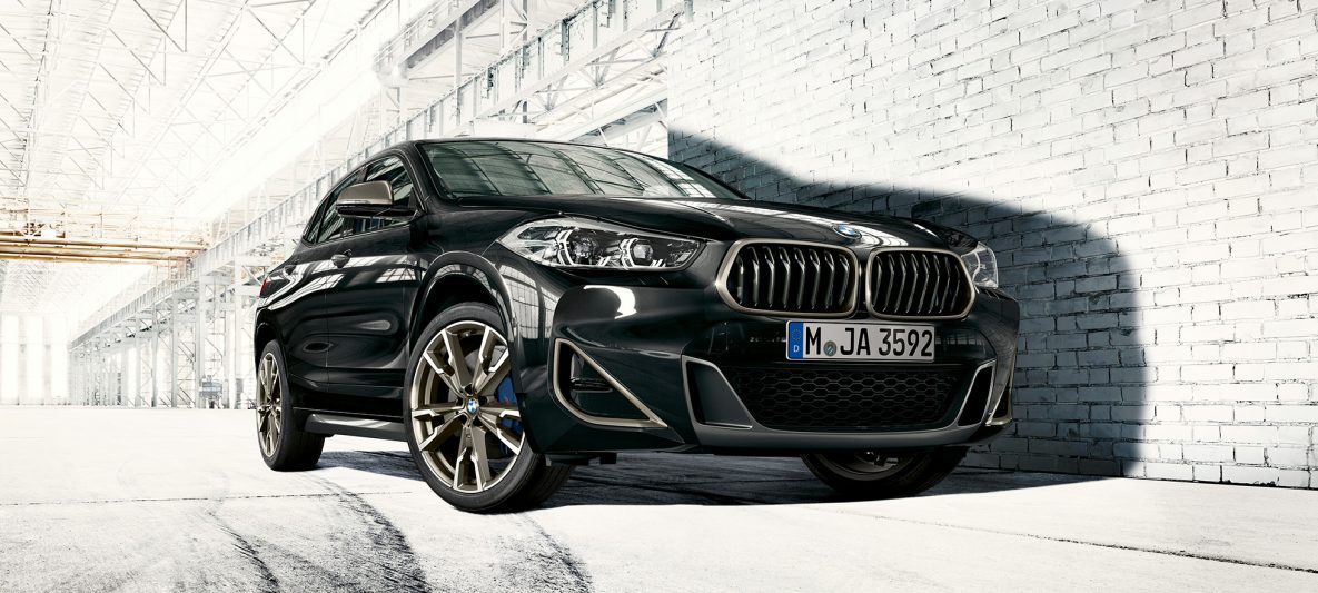BMW Doppelniere BMW X2 M35i Saphirschwarz metallic F39 Dreiviertel-Frontansicht