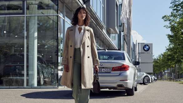 BMW Service Inclusive Frau vor BMW Autohaus